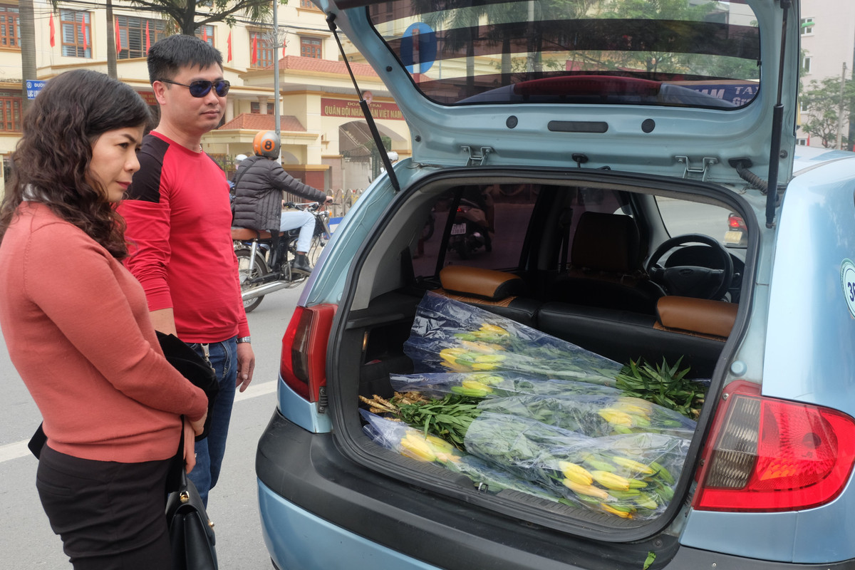 Nhận thấy cơ hội có thể mua được hoa đẹp với mức giá "mềm", nhiều vị khách mua hàng chục bó ly bên đường.