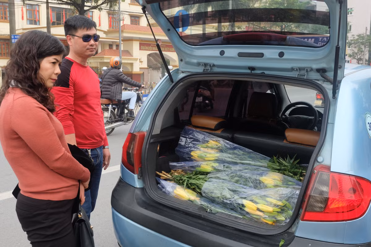 Nhận thấy cơ hội có thể mua được hoa đẹp với mức giá "mềm", nhiều vị khách mua hàng chục bó ly bên đường.