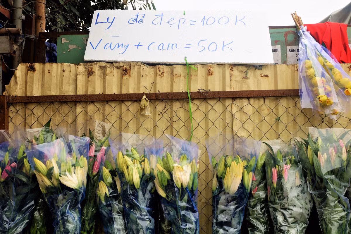 Để tránh cảnh đổ buôn hoa ly tại vườn với mức giá rẻ, nhiều nhà vườn đã đánh xe hàng xuống phố để bán. Với việc bán lẻ, mức giá hoa ly nhích lên khoảng 3.000 - 5.000 đồng/cành (loại hoa đẹp 5 tai).