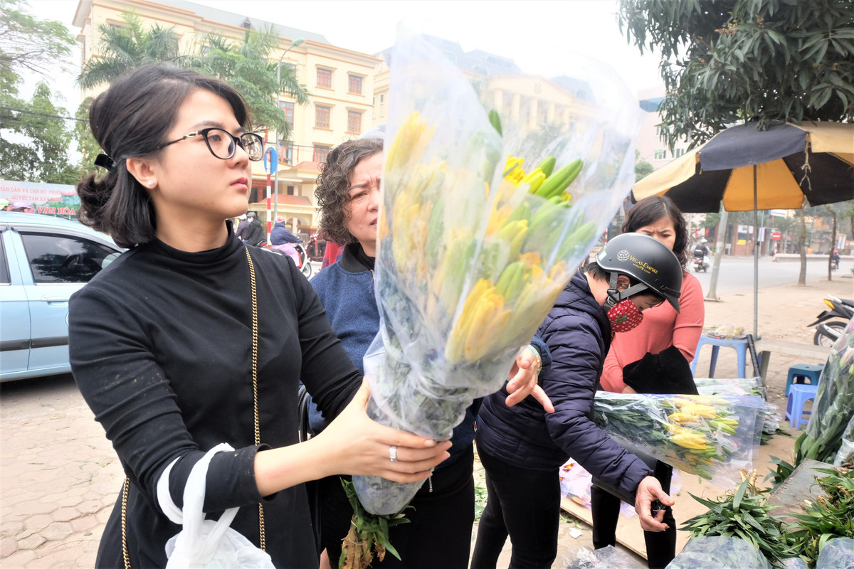 Khách hàng chia sẻ, hoa ly chơi được lâu, nếu mua hoa mới cắt từ vườn thì có thể tươi lâu khoảng 10-15 ngày.
