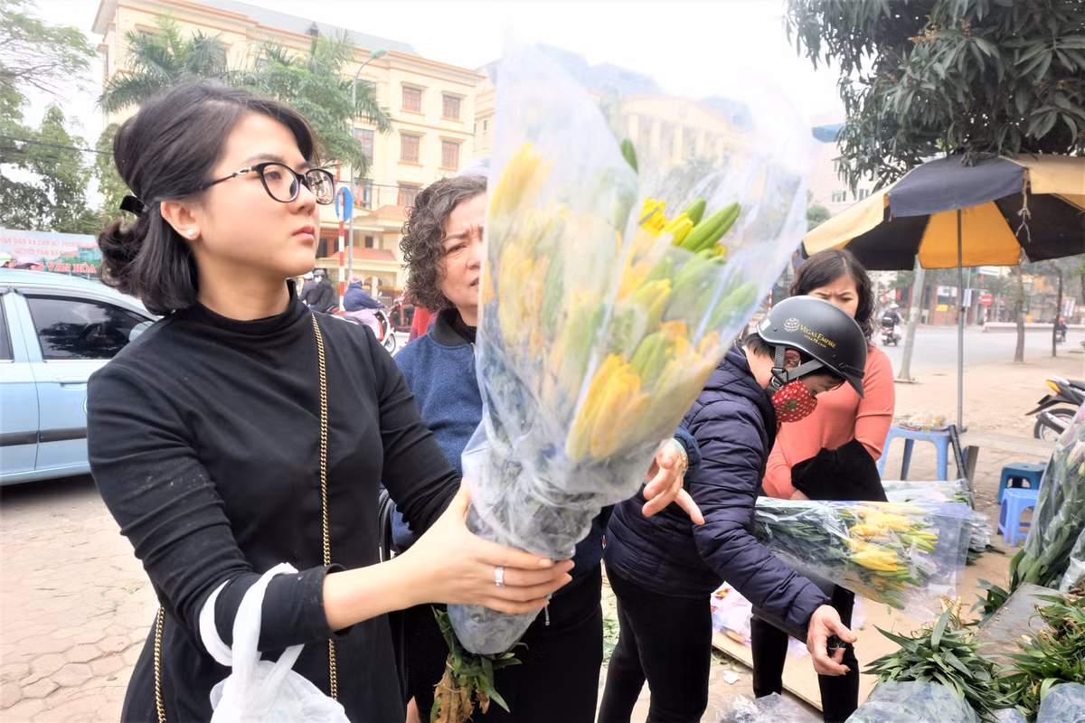 Khách hàng chia sẻ, hoa ly chơi được lâu, nếu mua hoa mới cắt từ vườn thì có thể tươi lâu khoảng 10-15 ngày.