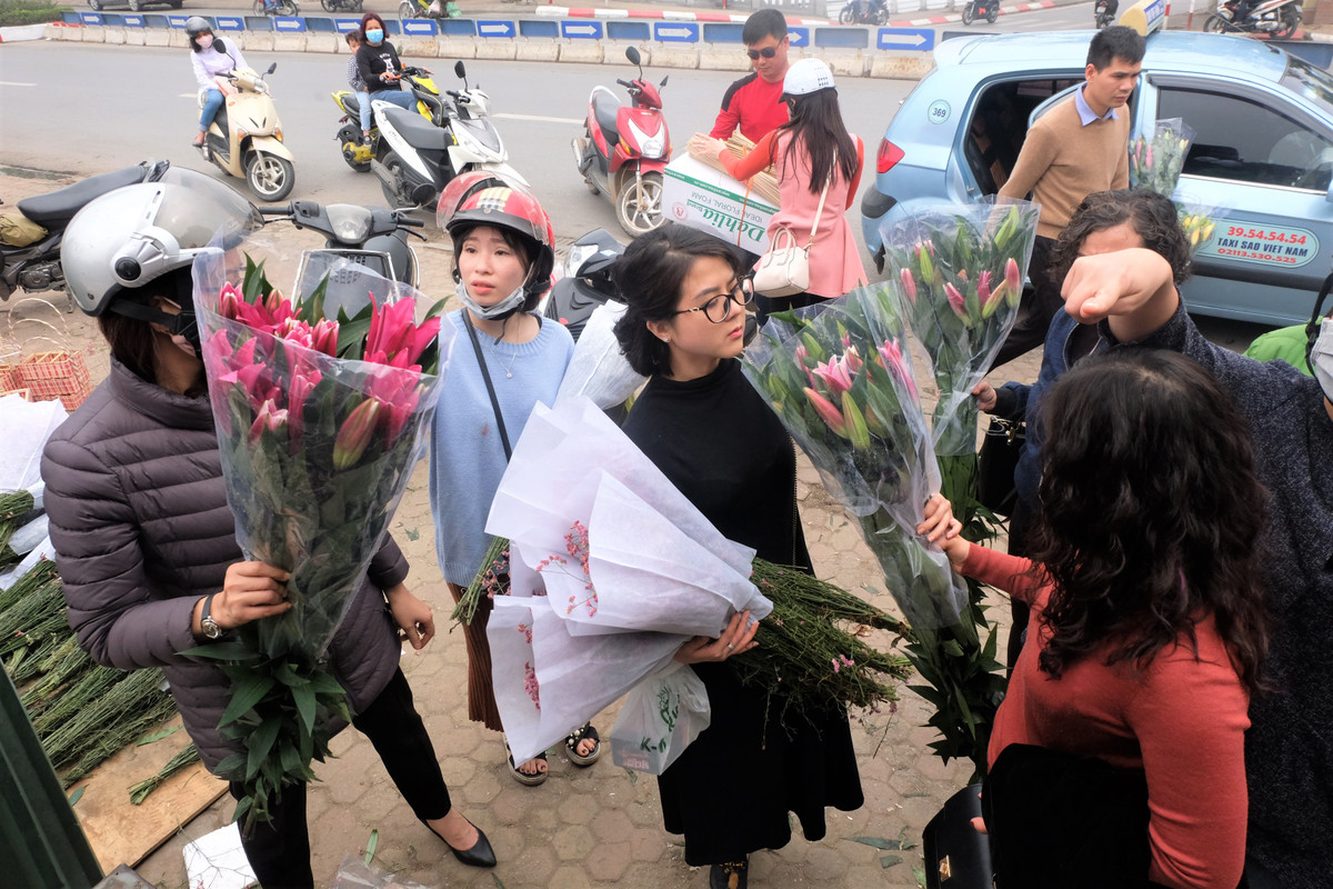 Ly cam, ly hồng... được nhiều khách nữ mua về cúng rằm tháng Giêng. Nếu như trước Tết, dòng ly này có giá từ 350.000 - 400.000 đồng/10 cành, thì sau Tết, mức giá giảm hơn một nửa.