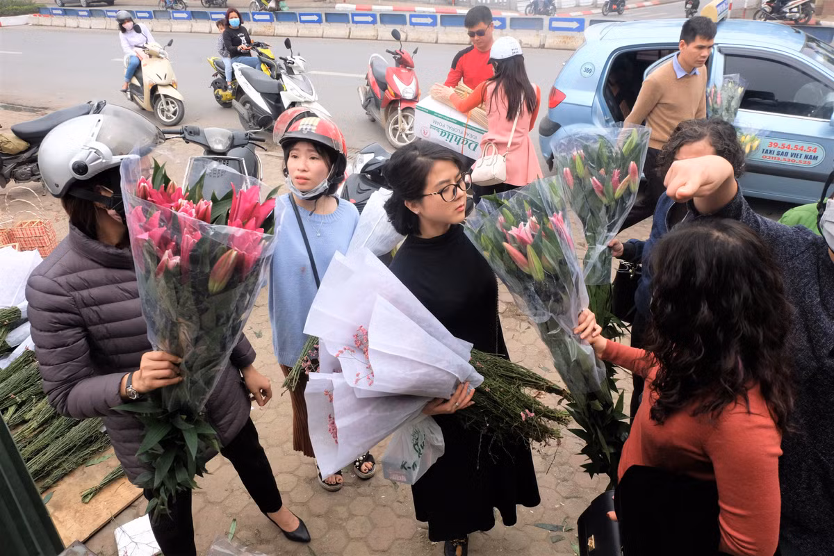 Ly cam, ly hồng... được nhiều khách nữ mua về cúng rằm tháng Giêng. Nếu như trước Tết, dòng ly này có giá từ 350.000 - 400.000 đồng/10 cành, thì sau Tết, mức giá giảm hơn một nửa.