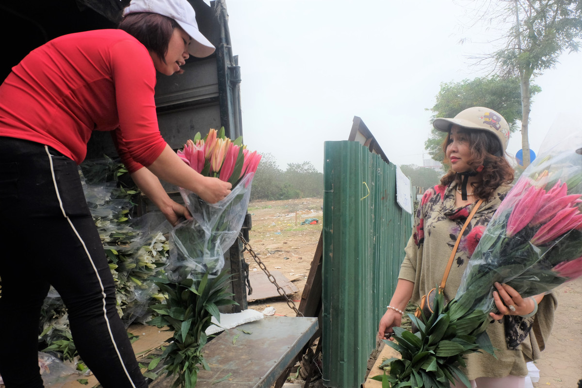 Sau khoảng 1 tiếng đổ bán, cả xe tải hoa đã vơi gần một nửa. Tuy nhiên, theo nhân viên bán hoa, dù hàng có bán chạy nhưng chủ vườn vẫn không tránh được bị lỗ sau đợt hoa ly rớt giá.