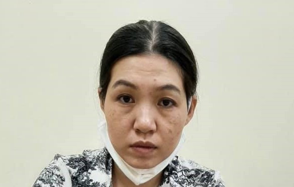  Công an ‘dỏm’ lừa tiền chạy án qua mạng xã hội: Mặc dù không phải là cán bộ Công an nhưng Trần Thị Thanh Hoa (SN 1984, trú tại P310 CT4A Xa La, Hà Đông) thường xuyên đăng tải lên Facebook, Zalo hình ảnh mặc trang phục Cảnh sát nhân dân và giới thiệu mình là Trần Mai Linh, cán bộ Tổng cục 8 – Bộ Công an. Người phụ nữ tự nhận có khả năng chạy án và hứa sẽ giúp vợ anh Trần Văn T (trú tại Thanh Hóa) được hưởng án treo nếu bỏ ra 150 triệu đồng. Đối tượng đã bị Công an quận Hoàng Mai khởi tố về hành vi "Lừa đảo chiếm đoạt tài sản"