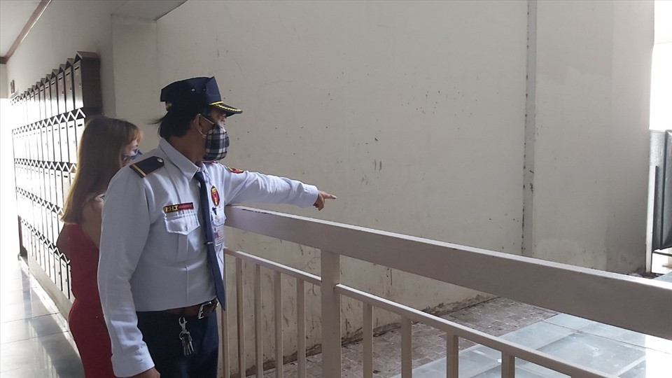 Cơ quan điều tra xác định, trưa 5/4, ông Tín mang chai rượu vang đến nhà ông Trần Việt Dũng (32 tuổi, Viện trưởng Viện đào tạo Quốc tế - Trường ĐH Ngân hàng TP HCM) ở tầng 14 chung cư New Sài Gòn. Sau cuộc nhâụ, TS Tín ngã lầu tử vong.