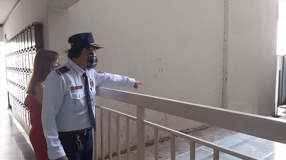 Cơ quan điều tra xác định, trưa 5/4, ông Tín mang chai rượu vang đến nhà ông Trần Việt Dũng (32 tuổi, Viện trưởng Viện đào tạo Quốc tế - Trường ĐH Ngân hàng TP HCM) ở tầng 14 chung cư New Sài Gòn. Sau cuộc nhâụ, TS Tín ngã lầu tử vong.