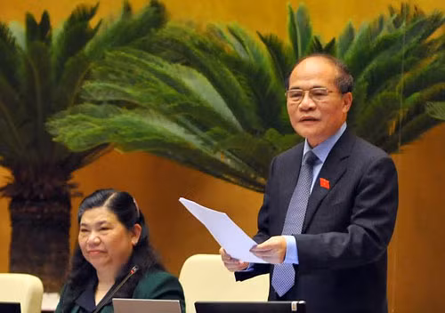 1. Phiên chất vấn đặc biệt của Quốc hội. Từ 16 - 18/11, Quốc hội tiến hành phiên chất vấn và trả lời chất vấn. Thay vì chỉ có Thủ tướng, Phó Thủ tướng được ủy quyền và 4-6 Bộ trưởng trả lời như trước đây, kỳ họp này, Quốc hội tiến hành phiên chất vấn với sự tham gia giải trình của đầy đủ thành viên Chính phủ. Cuối phiên chất vấn, Thủ tướng đã phát biểu giải trình, làm rõ thêm và trực tiếp trả lời 27 câu hỏi về những nội dung thuộc trách nhiệm của người đứng đầu Chính phủ. Chủ tịch Quốc hội Nguyễn Sinh Hùng cũng trực tiếp trả lời chất vấn của các đại biểu Quốc hội.