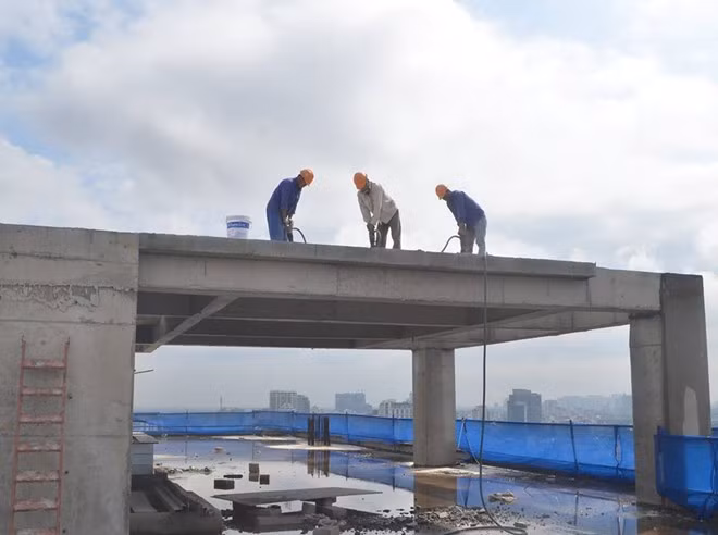 10. Chính thức tháo dỡ phần xây dựng sai phép tại Dự án 8B Lê Trực. Ngày 21/11, Công ty Công phần may Lê Trực đã thực hiện tháo dỡ phần công trình sai phép tại số 8B Lê Trực, phường Điện Biên, quận Ba Đình, Hà Nội. Theo phương án mà chủ đầu tư trình các cơ quan chức năng, giai đoạn 1 sẽ tiến hành phá dỡ phần tum và tầng 19. Sau đó, đơn vị chức năng sẽ đánh giá ảnh hưởng của việc tháo dỡ rồi mới tính tới phương án giai đoạn 2. Phương án của chủ đầu tư đề xuất thực hiện phá dỡ tầng 19 trong thời gian đưa ra là 8 tháng.