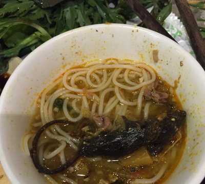 6. Hoảng hồn phát hiện chuột chết trong nồi lẩu Liên quan đến vụ con chuột chết trong nồi lẩu, thực khách khẳng định “chuột có sẵn trong lẩu”, còn ông Lý Triều Vân, chủ quán Dê và Cua 245 (đường Hoa Lan, Phú Nhuận, TP HCM) cho biết cơ quan công an đã xem lại video clip do camera của quán ghi lại ngày xảy ra sự việc, nhưng do camera đặt quá xa vị trí bàn tiệc nên không phát hiện vấn đề gì. Do khi xảy ra sự cố quán rất đông người nên họ không kiểm soát được mọi việc. Còn chuột từ đâu mà có thì quán vẫn đang tìm hiểu.