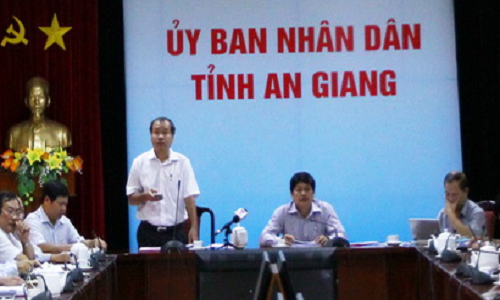 5. Họp báo giải thích việc rút xử phạt người ‘chê chủ tịch tỉnh’ Sáng 26/11, UBND tỉnh An Giang tổ chức họp báo cung cấp thông tin cho báo chí về việc rút quyết định xử phạt 3 cán bộ chê chủ tịch tỉnh trên facebook. Sau khi phân tích, đánh giá toàn bộ lại quy trình xử lý, nhận thấy có những sai sót, sai luật, sai trình tự thủ tục nên tỉnh ủy đã thống nhất đề xuất phải thu hồi ngay các quyết định xử phạt, kỷ luật về mặt Đảng và chính quyền, thay vào đó chỉ phê bình, nhắc nhở. Phát biểu tại buổi họp báo, ông Nguyễn Hạnh - Phó Trưởng Ban Nội chính Tỉnh ủy An Giang thừa nhận hồ sơ vụ việc được lập vội vàng nên xử lý chưa đúng. Sở TT&amp;TT nên nhận khuyết điểm.