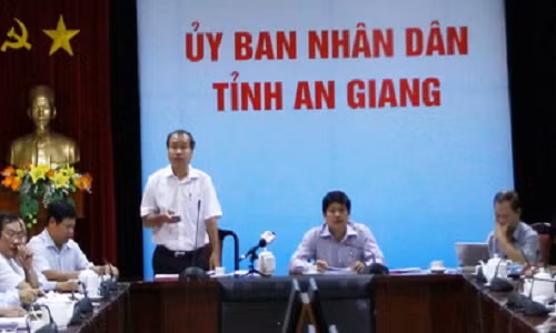 5. Họp báo giải thích việc rút xử phạt người ‘chê chủ tịch tỉnh’ Sáng 26/11, UBND tỉnh An Giang tổ chức họp báo cung cấp thông tin cho báo chí về việc rút quyết định xử phạt 3 cán bộ chê chủ tịch tỉnh trên facebook. Sau khi phân tích, đánh giá toàn bộ lại quy trình xử lý, nhận thấy có những sai sót, sai luật, sai trình tự thủ tục nên tỉnh ủy đã thống nhất đề xuất phải thu hồi ngay các quyết định xử phạt, kỷ luật về mặt Đảng và chính quyền, thay vào đó chỉ phê bình, nhắc nhở. Phát biểu tại buổi họp báo, ông Nguyễn Hạnh - Phó Trưởng Ban Nội chính Tỉnh ủy An Giang thừa nhận hồ sơ vụ việc được lập vội vàng nên xử lý chưa đúng. Sở TT&amp;TT nên nhận khuyết điểm.