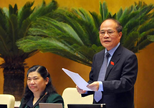 1. Phiên chất vấn đặc biệt của Quốc hội. Từ 16 - 18/11, Quốc hội tiến hành phiên chất vấn và trả lời chất vấn. Thay vì chỉ có Thủ tướng, Phó Thủ tướng được ủy quyền và 4-6 Bộ trưởng trả lời như trước đây, kỳ họp này, Quốc hội tiến hành phiên chất vấn với sự tham gia giải trình của đầy đủ thành viên Chính phủ. Cuối phiên chất vấn, Thủ tướng đã phát biểu giải trình, làm rõ thêm và trực tiếp trả lời 27 câu hỏi về những nội dung thuộc trách nhiệm của người đứng đầu Chính phủ. Chủ tịch Quốc hội Nguyễn Sinh Hùng cũng trực tiếp trả lời chất vấn của các đại biểu Quốc hội.