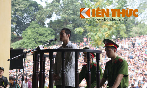 2. Hung thủ thảm sát ở Yên Bái xin thoát án tử hình. Ngày 16/11, Thẩm phán Hoàng Trọng Hồng, Chánh tòa hình sự - Tòa án Nhân dân tỉnh Yên Bái cho biết, Đặng Văn Hùng (sinh ngày 20/12/1989, trú tại thôn 16, xã Lâm Giang, huyện Văn Yên, tỉnh Yên Bái) - hung thủ vụ thảm sát ở Yên Bái - đã có đơn kháng cáo xin giảm nhẹ hình phạt từ tử hình xuống chung thân vì cho rằng mức án tử hình là quá nặng. Theo ông Hồng, do Đặng Văn Hùng không biết chữ nên đã được nhờ viết hộ, sau đó đối tượng này lăn tay xác nhận. Tòa án Nhân dân tỉnh Yên Bái đã kiểm tra, xác nhận sự việc.