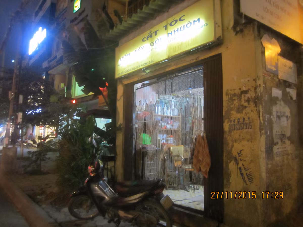 Theo các hộ dân sống gần đây, đã nhiều lần các cấp lãnh đạo, ban ngành xuống vận động nhưng chủ hộ bất chấp, nhất quyết không chịu di dời. Người dân cũng không biết nguyên nhân cụ thể tại sao chủ nhà lại cố chấp không đi mà các cấp ban ngành cũng không có biện pháp mạnh tay nào để xử lý dứt điểm vấn đề này.