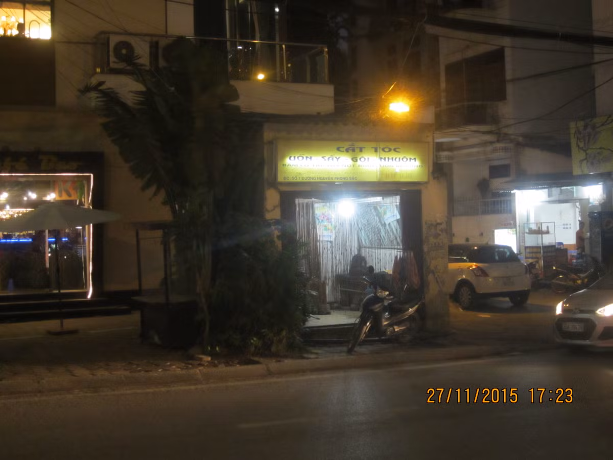 Ngôi nhà nằm 'không đúng chỗ' này đã tồn tại ở đây khá lâu. Nó chắn lối đi của người đi bộ, làm mất mỹ quan đô thị. "Mỗi lần đi bộ về qua đây để về phòng trọ, em toàn phải đi vòng xuống dưới lòng đường. Thậm chí, nhiều hôm vào giờ cao điểm, đường chật kín xe, chúng em phải đi len vào bên trong khe giữa quán cà phê và căn nhà này rất bất tiện và khó chịu" - bạn Nguyễn Thị Trang, sinh viên Học viện Báo chí và Tuyên truyền chia sẻ.