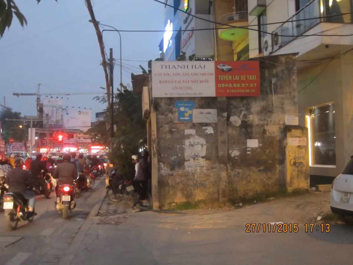 Một " ngôi nhà vô duyên" không kém nghiễm nhiên tồn tại ngay trên vỉa hè ở đường Nguyễn Phong Sắc, nằm cạnh cổng sau của trường Học viện Báo chí Tuyên truyền, ngang nhiên chắn ngang trước một phần mặt tiền của quán cà phê.