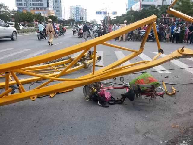 6. Sập cần cẩu tại Hải Phòng: 4 người thương vong. Khoảng 11h ngày 18/11, tại khu vực công trường xây dựng trụ sở Ngân hàng Thương mại cổ phần Đầu tư và Phát triển Việt Nam (BIDV), chi nhánh Đông Hải Phòng, một chiếc cần cẩu lớn, dài hơn 70m bất ngờ đổ sập, gãy làm 3 khúc chèn ngang đường Lê Hồng Phong (quận Ngô Quyền, TP Hải Phòng) đè trúng 2 người đi xe máy và một người đi xe đạp. Trong đó, người đàn ông chừng 40 tuổi đi xe máy bị khối sắt nặng đè trúng đầu, tử vong tại chỗ. Hai người còn lại bị thương, đã được đưa tới bệnh viện cấp cứu. Tại hiện trường, chiếc cần cẩu nặng hàng tấn đổ sập khiến buồng điều khiển bị biến dạng, thợ lái cẩu kẹt cứng. Sau hơn 1 giờ nỗ lực, lực lượng cứu hộ mới giải cứu được thợ cẩu trong tình trạng nguy kịch.