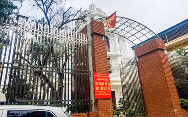  Tòa lâu đài vừa là khu nhà ở vừa là nơi tiếp nhận hồ sơ học lái xe.