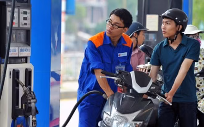 7. Giá xăng giảm 178 đồng/lít từ 15h ngày 18/11. Từ 15h ngày 18/11, giá xăng dầu giảm 178 đồng/lít. Theo đó, giá xăng Ron 92 giảm 178 đồng/lít và có mức giá mới là 17.052 đồng/lít. Giá xăng E5 cũng giảm 178 đồng/lít và có mức giá mới là 16.552 đồng/lít. Dầu mazut giảm 83 đồng/kg. Riêng mặt hàng dầu hỏa tăng 124 đồng/lít. Tính đến trước kỳ điều chỉnh này, giá xăng RON 92 đã có 15 lần điều chỉnh, trong đó có 9 lần giảm và 6 lần tăng giá. Ngày 3/11, liên Bộ Công Thương - Tài chính đã quyết định điều chỉnh giá xăng RON 92 giảm 771 đồng xuống còn 17.232 đồng/lít.