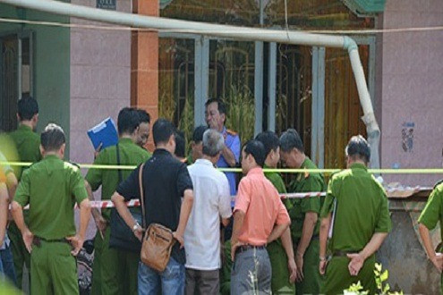 9. Khởi tố vụ án 3 mẹ con bị sát hại tại nhà riêng. Chiều 20/11, VKSND tỉnh Long An cho biết đã khởi tố vụ án 3 mẹ con tử vong nhà số 811 ở ấp Thạnh Trung, xã Vĩnh Phước Đông, H.Cần Giuộc, Long An để điều tra. Trước đó, vào khoảng 8h30 ngày 19/11, cả ba nạn nhân người dân địa phương được phát hiện tử vong trong nhà riêng với những vết cắt sâu trên cổ. Qua kiểm tra, cơ quan chức năng tìm thấy điện thoại di động của nạn nhân có nhiều tin nhắn với nội dung chán đời, trầm cảm và một bức thư tuyệt mệnh. Danh tính nạn nhân được xác định là Đỗ Thị Kim Nguyên (30 tuổi), hai con là Nguyễn Thị Hoàng Quyền (học sinh lớp 5) và Nguyễn Hoàng Khang (học sinh lớp 4).