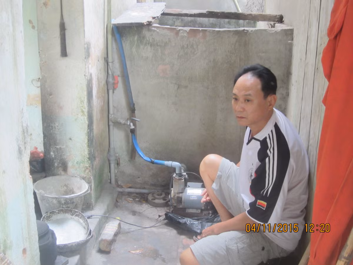 Bể nước sạch của các hộ dân luôn trong tình trạng cạn kiệt, máy bơm không có nước để bơm.