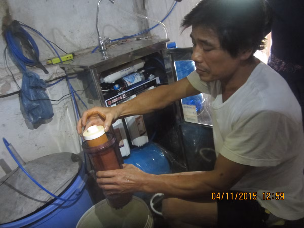 Muốn có nước phục vụ cho sinh hoạt, người dân phải cho lọc qua các bể lọc, tuy nhiên nước vẫn không tránh khỏi việc có mùi tanh và có màu hơi vàng.