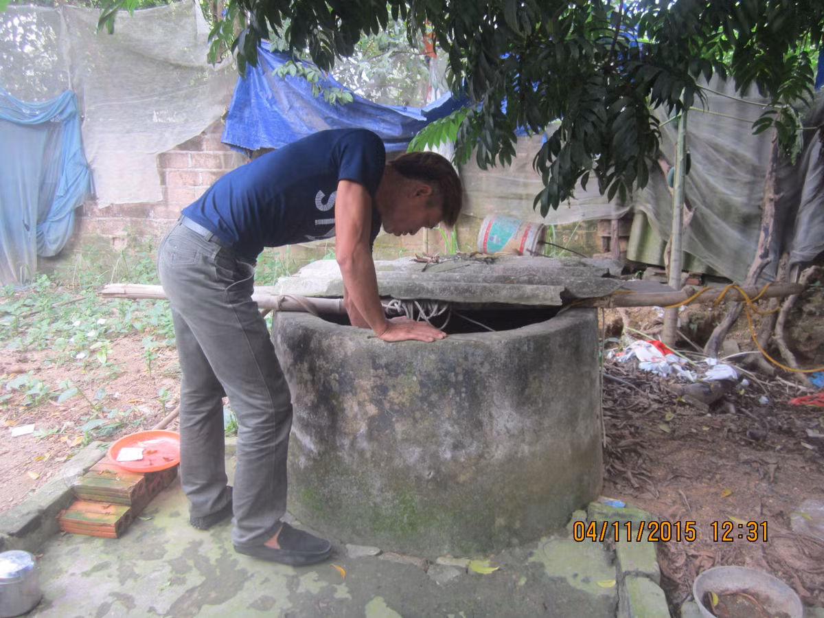 Theo người dân, nguồn nước sạch ở đây rất khan hiếm, lúc có, lúc không. Hộ nào có tiền thì mua nước ở nơi khác về dùng. Hộ nào không có tiền thì phải dùng nước giếng khoan, giếng đào.