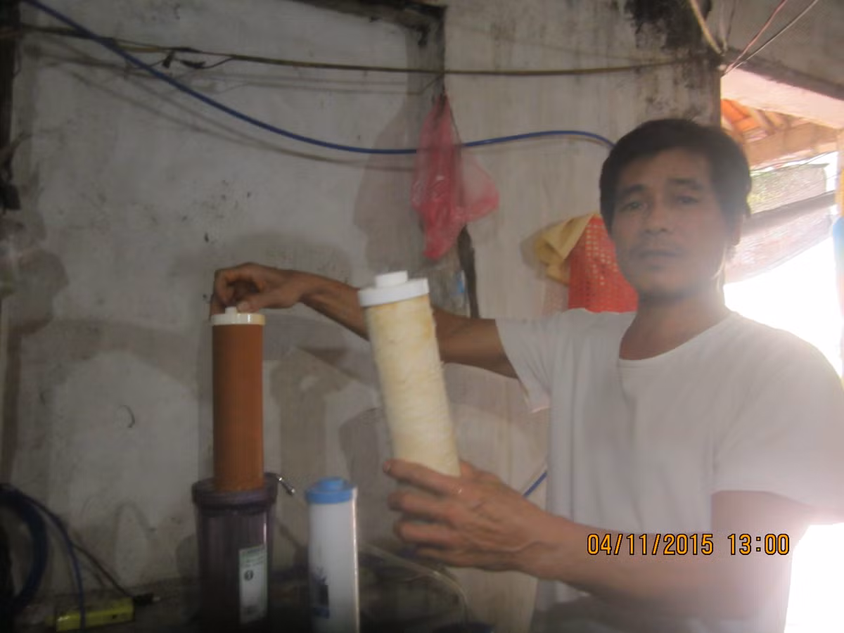 Để tiết kiệm, các hộ dân ở đây phải dùng bàn chải cọ lớp vàng trên quả lọc rồi đem phơi khô dùng tiếp lần 2.