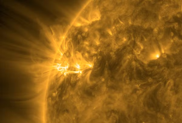 Các nhà khoa học đã quan sát được một vết đen có tên gọi AR2975 trên bề mặt Mặt Trời liên tục bắn những dòng hạt mang điện từ hôm thứ Hai tới nay.