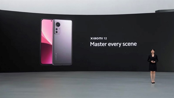 Thiết kế của Xiaomi 12 năm nay giống với những hình ảnh rò rỉ trước đó, khá an toàn nhưng có tới 4 màu sắc trẻ trung. Xiaomi 12 có màn hình AMOLED 6,28 inch nhỏ hơn đáng kể so với hầu hết các flagship Android khác cỡ khoảng 6,7 inch.
