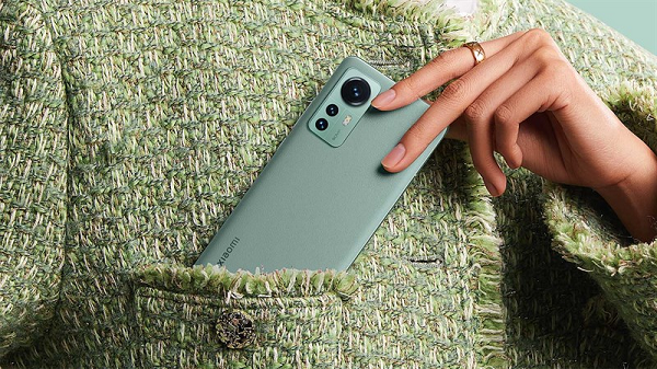 Màn hình lớn hơn đồng nghĩa kích thước máy cũng tăng lên, Xiaomi 12 Pro có kích thước 163,6 x 74,6 x 8,16 mm, khối lượng ở mức 205g.