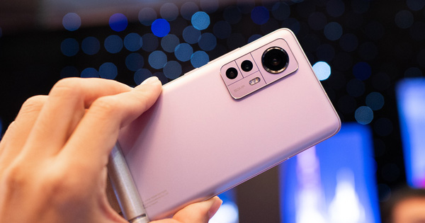 Hệ thống camera khác biệt đáng kể, máy có 3 camera với cảm biến chính 50MP IMX707 (1 / 1.28 ″, 1.22µm), 50MP tele và 50MP siêu rộng. Xiaomi 12 Pro có 4 màu gồm Đen, Xanh dương, Tím và Xanh lá cây với 2 tuỳ chọn chất liệu mặt lưng là bằng kính và da