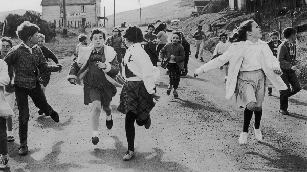 Một trong những trường hợp nổi tiếng về chứng cuồng loạn hàng loạt là xảy ra ở Salem, Massachusetts, vào năm 1692. Hàng chục cô gái trẻ có biểu hiện la hét và co giật không thể kiểm soát, điều này cuối cùng gây ra một loạt các cáo buộc phù thủy.