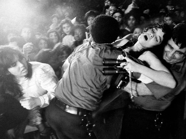 Kết quả là một loạt các phiên điều trần và truy tố những người bị buộc tội là phù thủy, được gọi là Salem Witch Trials, dẫn đến cái chết của 25 công dân của Salem và các thị trấn lân cận.