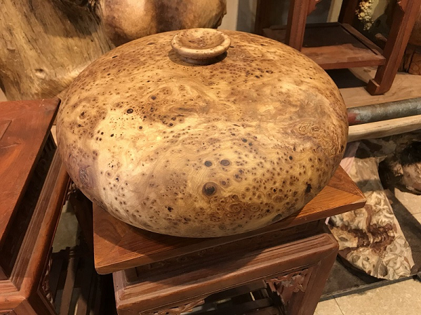 Thời xa xưa, những mảng rừng nguyên sinh rộng lớn bị chôn vùi dưới đất, sau một số biến đổi của môi trường địa lý đã hình thành nên những hóa thạch gỗ và tiến hóa thành ngọc bích.