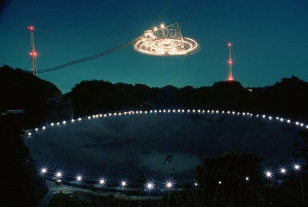 Bên cạnh đó, thứ khiến nhiều người tò mò và bất ngờ với đá Lan Châu chính là thanh kim loại có ren (tương tự như ốc vít) được găm vào bên trong nó.