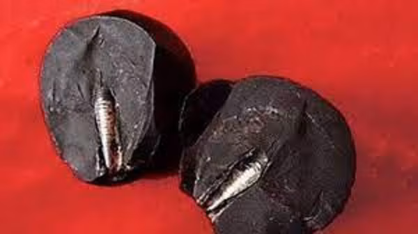 Đá Lan Châu có kích thước khoảng 8cm x 6cm x 6cm và có hình quả lê, nặng 466 gam và rất cứng. Nó thuộc loại hoàn toàn chưa được biết tới, nó khác biệt hoàn toàn với những loại đá phổ biến trên Trái Đất, do đó nhiều người nghi ngờ rằng viên đá này là một thiên thạch.