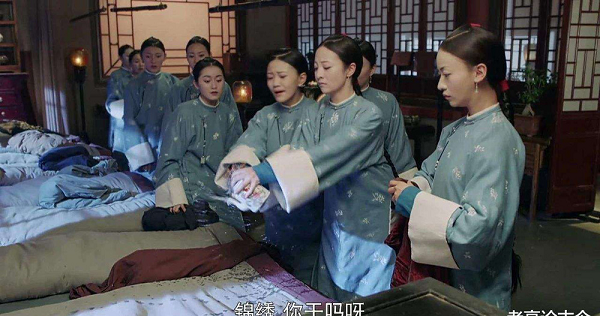 Chính điều đó đã ảnh hưởng rất lớn đến chất lượng giấc ngủ của các cung nữ, khiến họ không thể ngủ ngon. Và chỉ khi họ không thể ngủ ngon mới có thể dễ dàng đánh thức, nhanh chóng đi đến địa điểm làm việc.