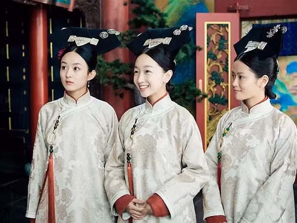 Vậy tại sao lại có quy tắc khắt khe như vậy? Do không gian sống chung khá chật hẹp nên các cung nữ không thể có giường riêng biệt. Vì vậy, họ chỉ có thể nằm ngủ tập thể trên 1 chiếc giường dài. Để giúp tiết kiệm không gian ngủ, tất cả các cung nữ đều phải nằm nghiêng khi ngủ.