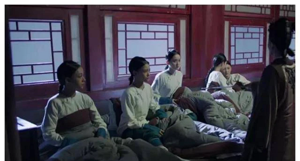 Ngoài các động tác về chân, vị trí của tay cũng cần phải theo quy định: chỉ một tay được đặt dưới đầu, và tay kia phải được đặt trên chân. Thực tế mà nói, tư thế ngủ này rất khó khăn, có những cung nữ chưa quen nên gần như cả đêm không ngủ được, vì nếu giữ tay ở tư thế bị sức nặng của đầu đè lên, máu ở tay sẽ không thể lưu thông, tay tê cứng.