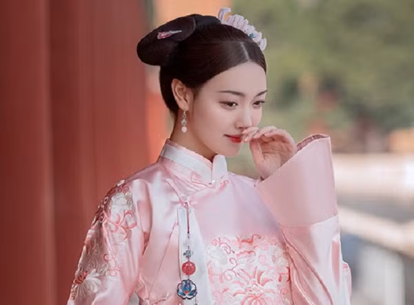 Hành động khi ngủ được cho là bất kính với đấng tối cao ở đây chính là tư thế nằm ngửa, mặt đối mặt với trời. Đó chính là 1 trong những nguyên nhân sinh ra quy định khó hiểu: cung nữ phải nằm nghiêng khi ngủ.