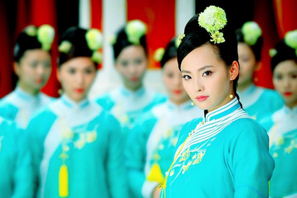 Theo các vị hoàng đế, không chỉ riêng bản thân họ, tất cả những người sống và làm việc trong hoàng cung đều phải có một tâm thế kính trọng thần linh như chính họ vậy. Vì vậy, dù có đang ở trong trạng thái ngủ nghỉ, các cung nữ cũng được yêu cầu phải giữ tư thế ngủ trang nhã nhất, không được xúc phạm đến trời xanh.