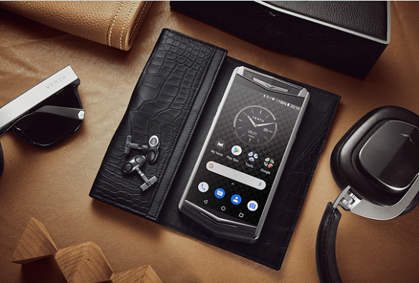 Chất liệu Sapphire cho màn hình được Vertu sử dụng lần đầu tiên vào năm 2001 và vẫn duy trì cho đến nay nhờ vào những đặc điểm vượt trội của chất liệu này.