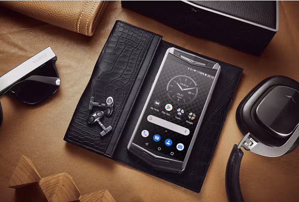 Chất liệu Sapphire cho màn hình được Vertu sử dụng lần đầu tiên vào năm 2001 và vẫn duy trì cho đến nay nhờ vào những đặc điểm vượt trội của chất liệu này.