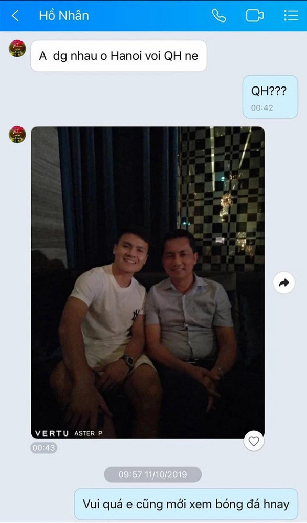 CEO Hồ Nhân là một đại gia có tiếng, con rể của gia tộc Kim Sơn, đế chế kinh doanh đa ngành, từ thời trang, bán lẻ cho đến bất động sản. Trong một bức ảnh bị rò rỉ trên mạng, cư dân mạng phát hiện ông sử dụng chiếc điện thoại Vertu Aster P đẳng cấp.