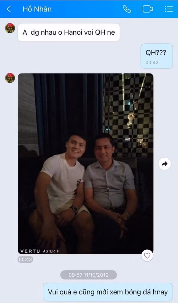 CEO Hồ Nhân là một đại gia có tiếng, con rể của gia tộc Kim Sơn, đế chế kinh doanh đa ngành, từ thời trang, bán lẻ cho đến bất động sản. Trong một bức ảnh bị rò rỉ trên mạng, cư dân mạng phát hiện ông sử dụng chiếc điện thoại Vertu Aster P đẳng cấp.