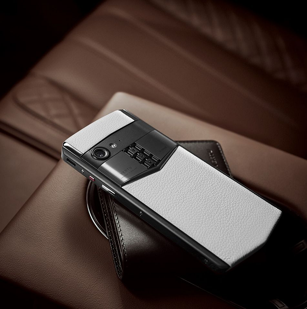 Là chất liệu thường thấy trên những chiếc đồng hồ cao cấp, Sapphire không chỉ có độ cứng và chống trầy xước cao, mà còn mang đến hiệu ứng hình ảnh trong suốt như pha lê, tạo nên độ nét cao cho màn hình nhờ vào các đặc tính quang học tuyệt vời.