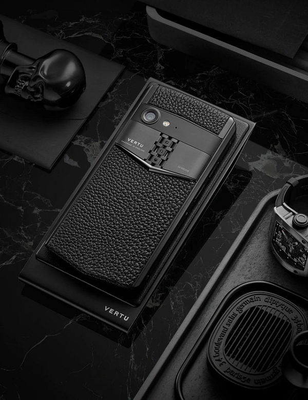 Vertu Aster P được trang bị màn hình tinh thể Sapphire 4.97". Là chất liệu thường thấy trên những chiếc đồng hồ cao cấp, Sapphire sở hữu độ chống trầy xước cao cùng độ cứng chỉ sau kim cương.