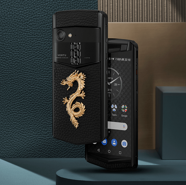 Mặt lưng của điện thoại được gia công bằng da (cá sấu hoặc thằn lằn) và có nút kích hoạt trợ giúp đặc biệt màu đỏ ruby. Aster P hỗ trợ SIM kép và hai khay SIM nằm dưới hai cánh kim loại có thể mở lên như cửa cánh chim Gullwing. Bên dưới cánh kim loại này có khắc tên thợ thủ công làm ra máy.